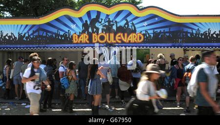 Una vista generale di Bar Boulevard dove il principe Harry è stato visto la notte scorsa, durante la giornata finale dello spettacolo del Festival delle arti dello spettacolo contemporanee di Glastonbury 2013 a Pilton Farm, Somerset. Foto Stock