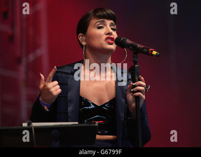 Jessie Ware si esibisce sul palco John Peel al Festival of Contemporary Performing Arts di Glastonbury 2013 presso Worthy Farm, Somerset. Foto Stock