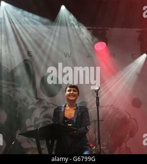 Jessie Ware si esibisce sul palco John Peel al Festival of Contemporary Performing Arts di Glastonbury 2013 presso Worthy Farm, Somerset. Foto Stock