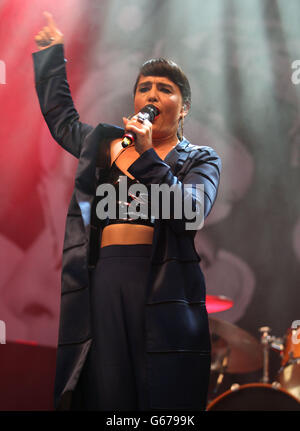 Jessie Ware si esibisce sul palco John Peel al Festival of Contemporary Performing Arts di Glastonbury 2013 presso Worthy Farm, Somerset. Foto Stock