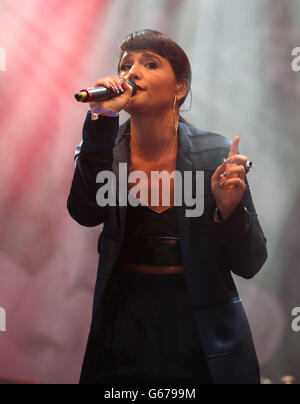 Jessie Ware si esibisce sul palco John Peel al Festival of Contemporary Performing Arts di Glastonbury 2013 presso Worthy Farm, Somerset. Foto Stock