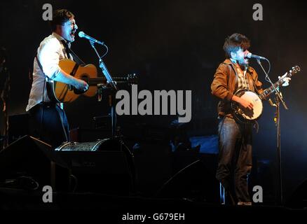 Marcus Mumford e Winston Marshall di Mumford & Sons si esibiscono sul palco di Pyramid al Festival of Contemporary Performing Arts di Glastonbury 2013 presso Worthy Farm, Somerset. Foto Stock