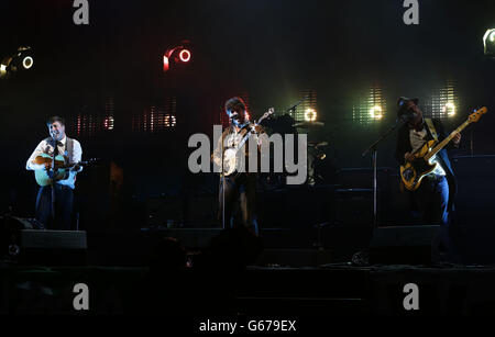 Mumford & Sons si esibisce sul palco di Pyramid al Festival of Contemporary Performing Arts di Glastonbury 2013 presso la Worthy Farm, Somerset. Foto Stock