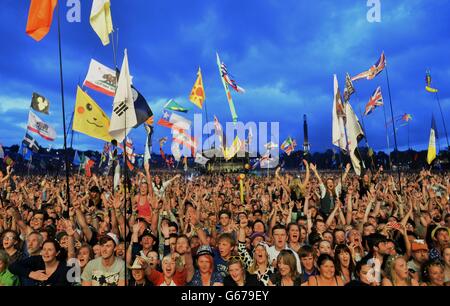 La folla guarda come Mumford & Sons si esibisce sul Pyramid Stage al Glastonbury 2013 Festival of Contemporary Performing Arts presso Worthy Farm, Somerset. Foto Stock