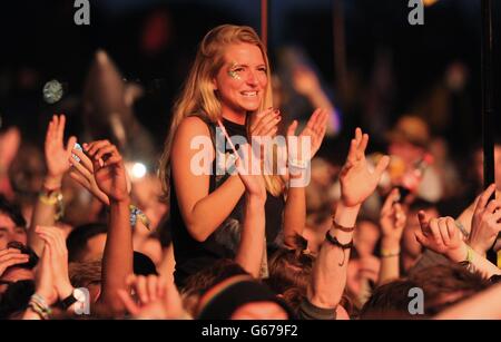 La folla guarda come Mumford & Sons si esibisce sul Pyramid Stage al Glastonbury 2013 Festival of Contemporary Performing Arts presso Worthy Farm, Somerset. Foto Stock