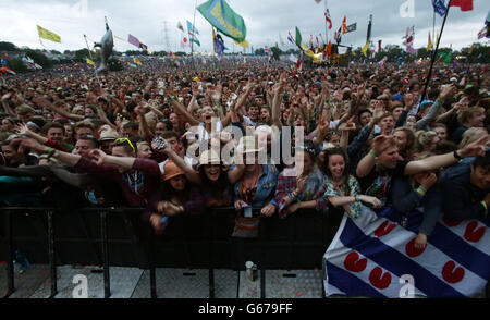 La folla aspetta che Mumford & Sons si esibisca sul palco di Pyramid al Festival of Contemporary Performing Arts di Glastonbury 2013 presso la Worthy Farm, Somerset. Foto Stock