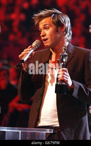 Will Young con il suo premio Best British Breakthrough durante i Brit Awards 2003 all'Earls Court 2 di Londra. Foto Stock