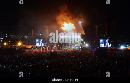 Una visione generale della folla mentre Mumford & Sons si esibiscono sul palco di Pyramid al Festival of Contemporary Performing Arts di Glastonbury 2013 presso la Worthy Farm, Somerset. Foto Stock