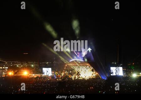 Una visione generale della folla mentre Mumford & Sons si esibiscono sul palco di Pyramid al Festival of Contemporary Performing Arts di Glastonbury 2013 presso la Worthy Farm, Somerset. Foto Stock