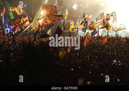 Una visione generale della folla mentre Mumford & Sons si esibiscono sul palco di Pyramid al Festival of Contemporary Performing Arts di Glastonbury 2013 presso la Worthy Farm, Somerset. Foto Stock