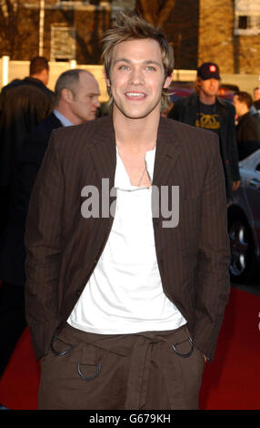 Singer Will Young arriva a Earls Court 2, Londra, per i Brit Awards 2003. Foto Stock