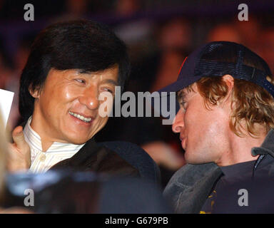 Attori Jackie Chan (L) e Owen Wilson durante i Brit Awards 2003 a Earls Court 2, Londra. Foto Stock