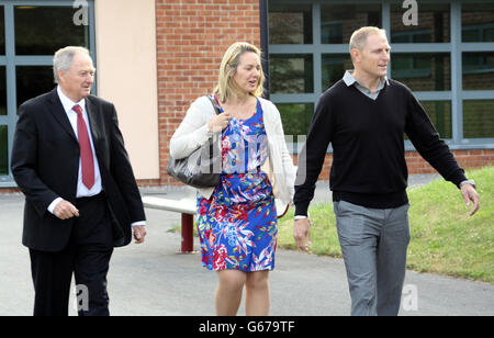 L'ex sniper SAS, Sgt Danny Nightingale, arriva con sua moglie Sally e il padre Humphrey, presso il Centro di Corte militare di Bulford, Wiltshire, quando ritorna oggi in tribunale per affrontare un processo di ritornello, Il processo di due settimane dovrebbe iniziare con due giorni di argomenti giuridici presso il Centro della Corte militare, prima che vengano sentite le prove. Foto Stock