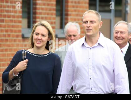 Ex cecchino SAS, Sgt Danny Nightingale arriva con la moglie Sally al Military Court Center di Bulford, Wiltshire, per il secondo giorno del suo processo. Il processo dovrebbe iniziare oggi, dopo una giornata di discussione legale di ieri. L'ex cecchino SAS è accusato di possedere illegalmente una pistola e munizioni. Foto Stock