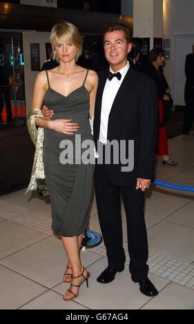 Simon Fuller arriva per il premio Orange British Academy Film Awards (BAFTA), all'Odeon di Leicester Square, Londra. Foto Stock