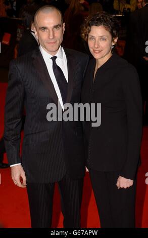 Daniel Day-Lewis con la moglie Rebecca Miller che arriva all'Odeon a Leicester Square, Londra, per l'Orange British Academy Film Awards (BAFTA). Foto Stock