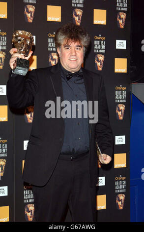 Il regista spagnolo Pedro Almodovar con il suo premio per il Film Not in English Language durante gli Orange British Academy Film Awards (BAFTA) all'Odeon di Leicester Square, Londra. Foto Stock