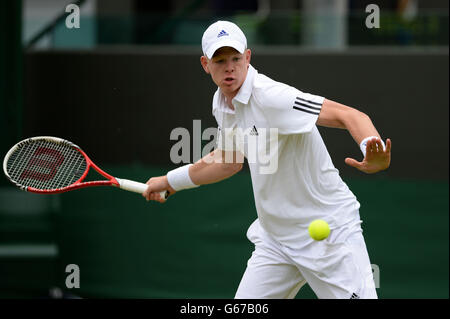 Kyle Edmund della Gran Bretagna in azione contro Yoshioka del Giappone nella loro partita dei Singles del ragazzo durante il giorno otto dei Campionati di Wimbledon all'All England Lawn Tennis and Croquet Club, Wimbledon. Foto Stock