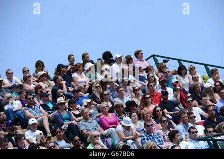 La folla si gode il sole in piedi il sesto giorno di Wimbledon. Foto Stock