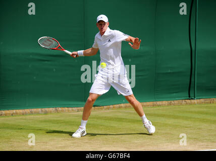 Kyle Edmund della Gran Bretagna in azione contro Yoshioka del Giappone nella loro partita dei Singles del ragazzo durante il giorno otto dei Campionati di Wimbledon all'All England Lawn Tennis and Croquet Club, Wimbledon. Foto Stock