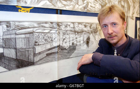 Scultore Paul Day, 35, che vive a Digione in Francia, con i suoi disegni del proposto monumento 'Battaglia di Gran Bretagna' al RAF Club nel centro di Londra, che si spera sarà costruito sul terrapieno Victoria entro settembre 2004. *..porterà i nomi dei 2,953 equipaggi di 16 paesi diversi che hanno combattuto la battaglia aerea da luglio 10 a ottobre 31 1940 - una battaglia che ha dimostrato un punto di svolta ostacolando i piani di invasione tedesca. Foto Stock