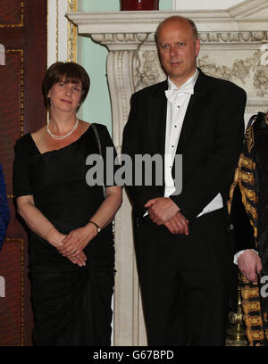 Il Segretario di Giustizia Chris Grayling e sua moglie Susan partecipano al Lord Mayor della City of London Dinner ai giudici di sua Maestà, presso la Mansion House di Londra. Foto Stock