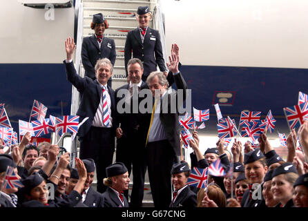 Keith Williams (a sinistra), presidente di Airbus e amministratore delegato Fabrice Bregie (centro) e presidente di BA Sir Martin Broughton, sui gradini di un Airbus A380 di British Airways, il più grande aereo passeggeri al mondo, all'aeroporto di Heathrow, Come BA è diventato la prima compagnia aerea britannica a prendere la consegna del superjumbo massiccio. Foto Stock