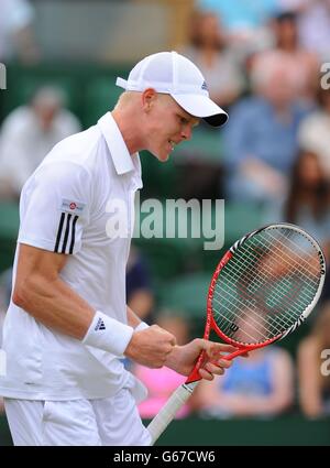 Il Gran Bretagna Kyle Edmund festeggia nella sua partita contro Stefan Kozlov degli Stati Uniti nella partita dei Singles dei suoi ragazzi durante il giorno 10 dei Campionati di Wimbledon all'All England Lawn Tennis and Croquet Club di Wimbledon. Foto Stock