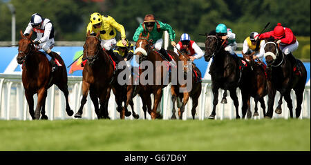 Mandour guidato dal jockey Christophe Lemaire (centro) vince il Gala Ambant Stakes durante il Coral-Eclipse Summer Festival Ladies' Day al Sandown Park Racecourse, Asher, Surrey. Foto Stock