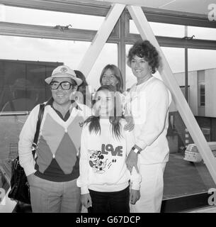 Il comico Ronnie Corbett arriva all'aeroporto di Heathrow con la moglie Anne e le figlie Sophie, 11, ed Emma, 12. Sono tornati da un tour di 13 mesi in Asia e Australia. In background è il bambino di bambini Debbie Oliver. Foto Stock