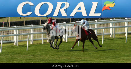 Good Evans guidato dal jockey Kieran o'Neill vince il Travis Live il 24 luglio Handicap Stakes durante il Coral-Eclipse Summer Festival Ladies' Day al Sandown Park Racecourse, Esher, Surrey. Foto Stock