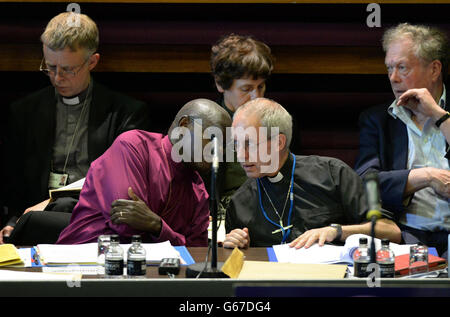 L'Arcivescovo di Canterbury il Reverendissimo Justin Welby (fronte destra) con l'Arcivescovo di York Dr. John Sentamu (fronte sinistra) alla sessione di apertura del Sinodo Generale della Chiesa d'Inghilterra all'Università di York, York. Foto Stock