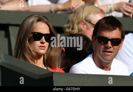 Kim Sears nella casella giocatori per la partita tra Andy Murray della Gran Bretagna e Jerzy Janowicz della Polonia durante l'undici giorno dei Campionati di Wimbledon all'All England Lawn Tennis and Croquet Club di Wimbledon. Foto Stock