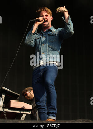 Ricky Wilson dei Kaiser Chiefs che si esibisce a Barclaycard presenta il British Summer Time Hyde Park nel centro di Londra. Foto Stock