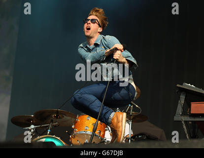 Ricky Wilson dei Kaiser Chiefs che si esibisce a Barclaycard presenta il British Summer Time Hyde Park nel centro di Londra. Foto Stock