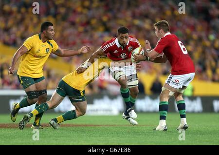 Toby Faletau dei Lions britannici e irlandesi (seconda a destra) È affrontato da Stephen Moore dell'Australia Foto Stock