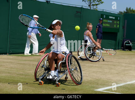 Jordanne Whiley (a destra) della Gran Bretagna e Yui Kamiji del Giappone nella loro finale delle donne in sedia a rotelle Doubles contro Jiske Griffiien e Aniek Van Koot dei Paesi Bassi durante il tredici giorni dei Campionati di Wimbledon all'All England Lawn Tennis and Croquet Club di Wimbledon. Foto Stock