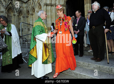 L'Arcivescovo di Canterbury il Rev. Justin Welby saluta i membri della Congregazione presso il Servizio sinodale Generale della Chiesa d'Inghilterra a York Minster. Foto Stock