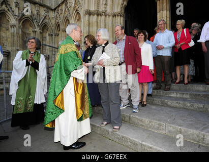 L'Arcivescovo di Canterbury il Rev. Justin Welby saluta i membri della Congregazione presso il Servizio sinodale Generale della Chiesa d'Inghilterra a York Minster. Foto Stock