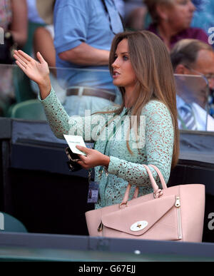 Kim Sears nella scatola dei giocatori durante il giorno tredici dei campionati di Wimbledon a tutti i campi da tennis e Croquet Club Inghilterra Lawn, Wimbledon. Foto Stock