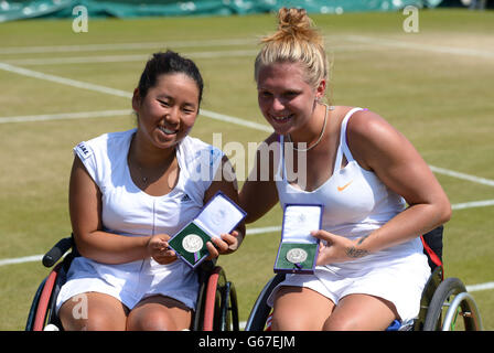 Jordanne Whiley (a destra) e Yui Kamiji (a destra) del Giappone con le loro medaglie dei secondi classificati dopo aver perso nella finale di Ladien Doubles' contro Jiske Griffiien e Aniek Van Koot dei Paesi Bassi durante il tredici giorni dei Campionati di Wimbledon all'All England Lawn Tennis and Croquet Club di Wimbledon. Foto Stock