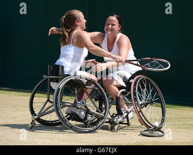 Jiske Griffioen (a destra) e Aniek Van Koot festeggiano la vittoria della loro finale di Dadies Doubles in sedia a rotelle contro Jordanne Whiley della Gran Bretagna e Yui Kamiji del Giappone durante il tredici giorni dei Campionati di Wimbledon all'All England Lawn Tennis and Croquet Club di Wimbledon. Foto Stock