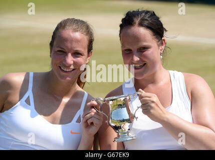 Jiske Griffioen (a destra) e Aniek Van Koot festeggiano la vittoria della loro finale di Dadies Doubles in sedia a rotelle contro Jordanne Whiley della Gran Bretagna e Yui Kamiji del Giappone durante il tredici giorni dei Campionati di Wimbledon all'All England Lawn Tennis and Croquet Club di Wimbledon. Foto Stock