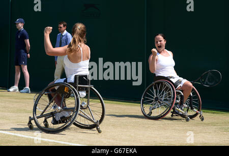 Jiske Griffioen (a destra) e Aniek Van Koot festeggiano la vittoria della loro finale di Dadies Doubles in sedia a rotelle contro Jordanne Whiley della Gran Bretagna e Yui Kamiji del Giappone durante il tredici giorni dei Campionati di Wimbledon all'All England Lawn Tennis and Croquet Club di Wimbledon. Foto Stock