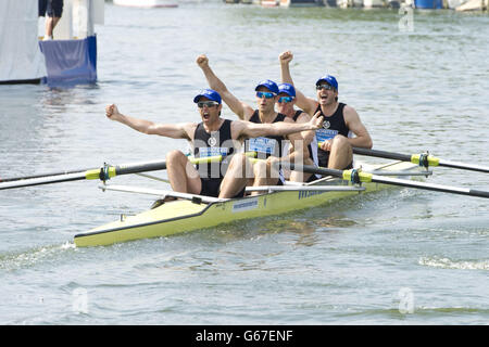 Monsters University Lightweight Mens Four, con Team GB Stars (da sinistra a destra) Mark Hunter, Chris Bartley, Adam Freeman-Pask e Zac Purchase attraversano il traguardo vincendo una volata di 500 m contro l'Oxford Lightweight Rowing Club. Foto Stock