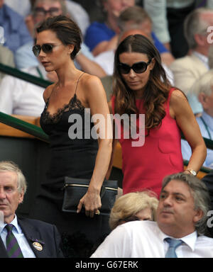 Tennis - 2013 Wimbledon Championships - Day Thirteen - The All England Lawn Tennis and Croquet Club. Victoria Beckham (a sinistra) e Tana Ramsey nella scatola reale Foto Stock