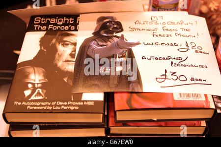 Dave Prowse, che era Darth Vader in Star Wars, firma autografi al London Film and Comic con di Earls Court, Londra. Foto Stock