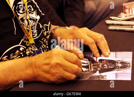 Dave Prowse, che era Darth Vader in Star Wars, firma autografi al London Film and Comic con di Earls Court, Londra. Foto Stock