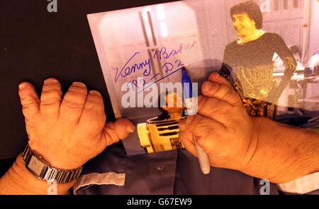 Kenny Baker che era R2-D2 in Star Wars firma autografi al London Film and Comic con a Earls Court, Londra. Foto Stock