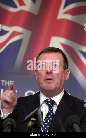 David Trimble, leader del partito unionista dell’Ulster durante l’annuale riunione generale di Belfast, dove ha detto al suo partito che i repubblicani devono agire per ripristinare la fiducia nell’esecutivo di Stormont per la condivisione del potere. *... L'onorevole Trimble ha detto a circa 860 delegati di partito che il popolo dell'Irlanda del Nord voleva stabilità e pace. Foto Stock